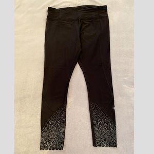 Black lulu lemon cropped leggings w/ scalloped hem